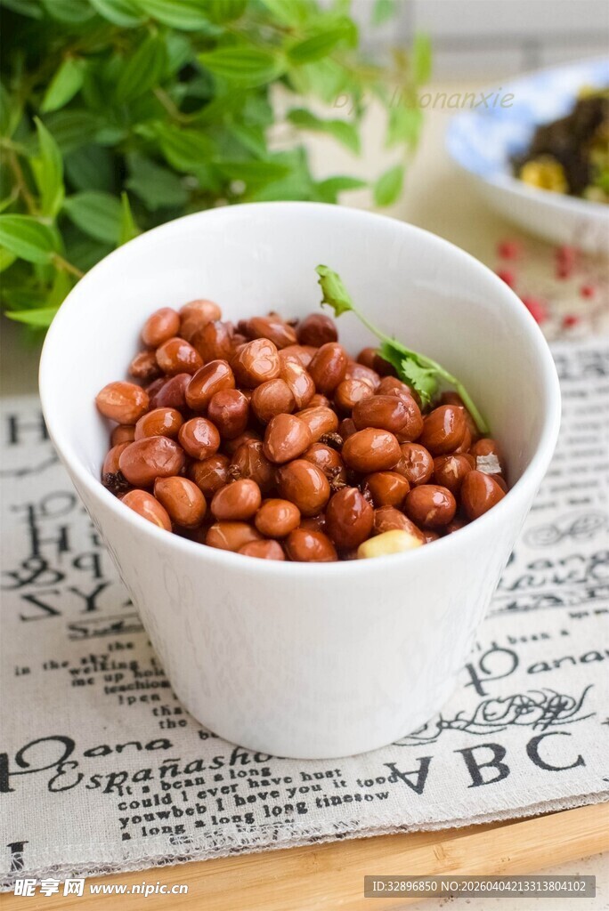 碗中饱满花生米