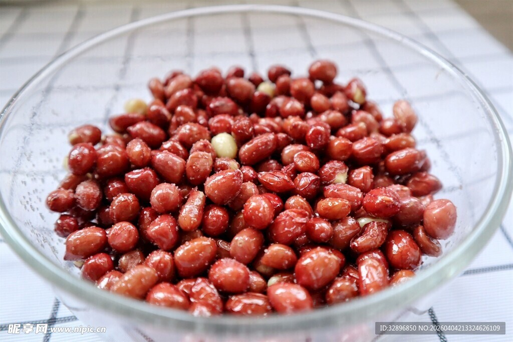 玻璃碗中的饱满红花生