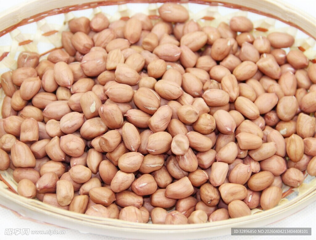 竹篮中的饱满花生米