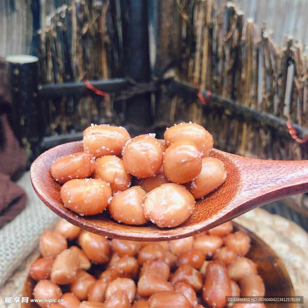 木勺上的美味香脆花生米