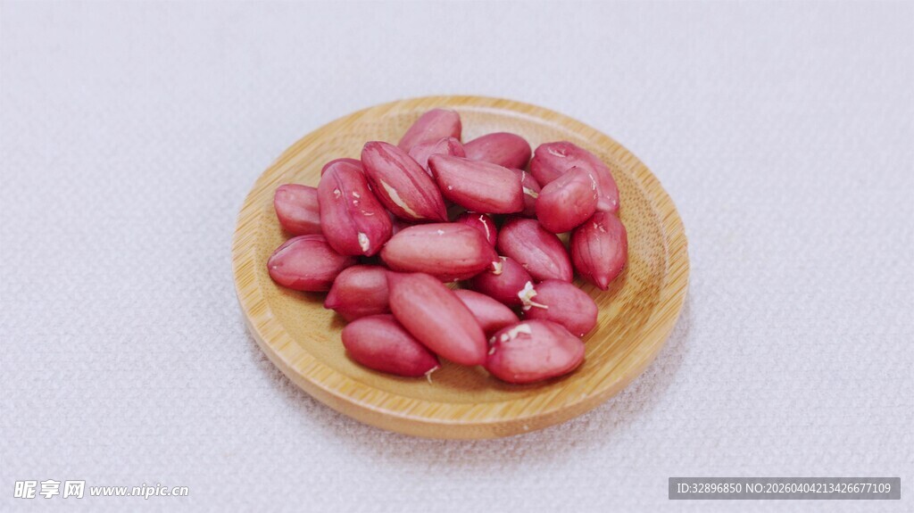 木碗中的红润饱满花生仁