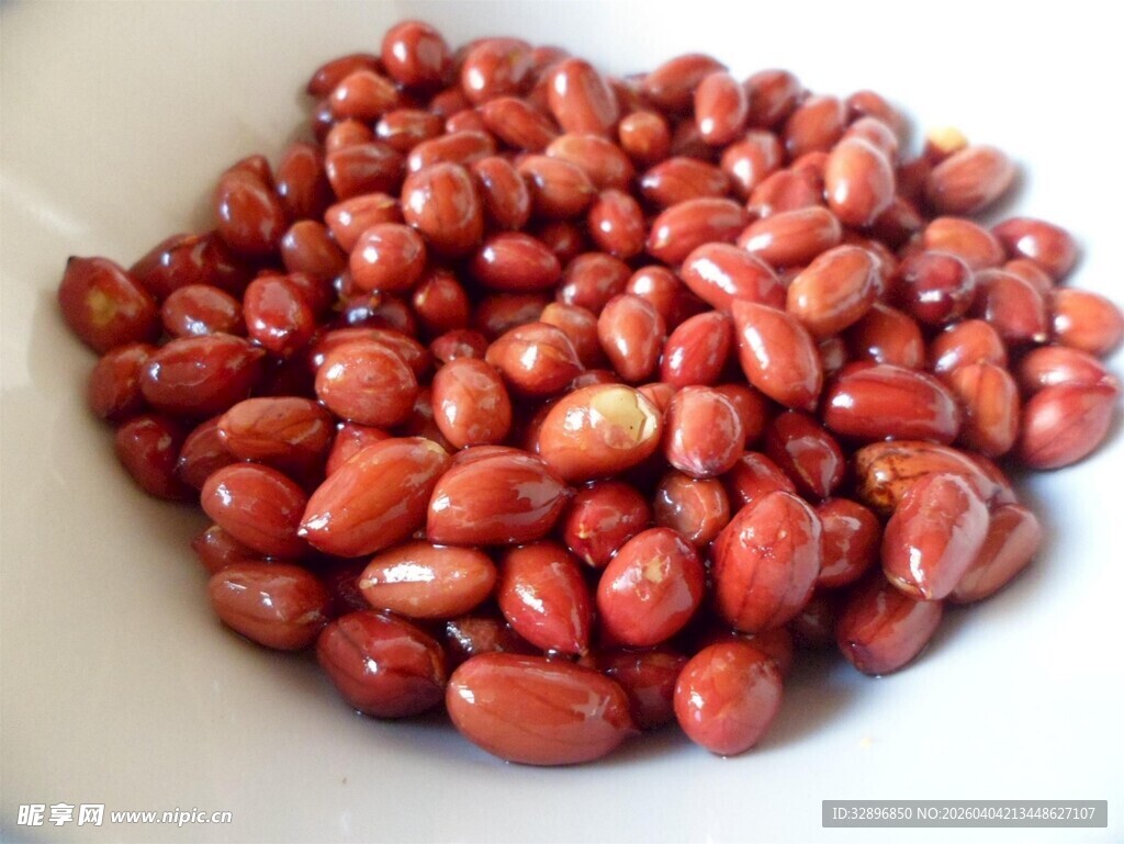 碗中饱满的红皮花生米