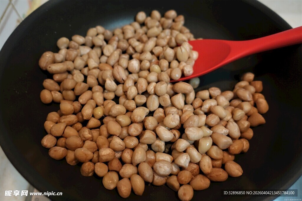 锅中翻炒的香脆花生米