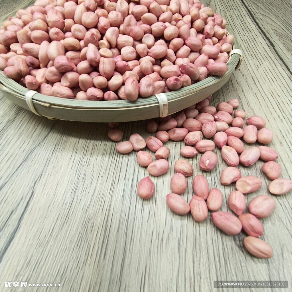 木盘里的粉红色花生