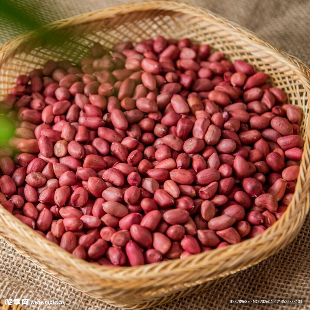 竹篮中的饱满红花生