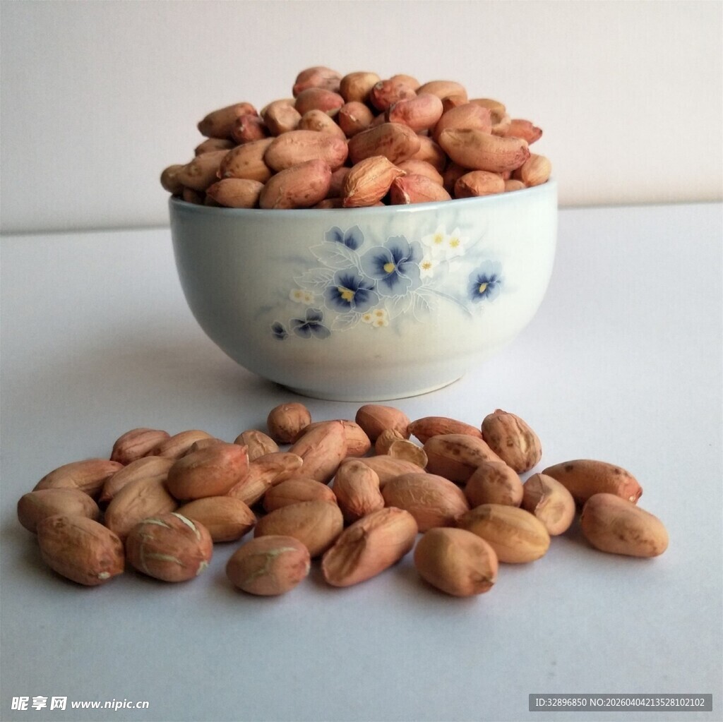 青花瓷碗中的饱满花生米