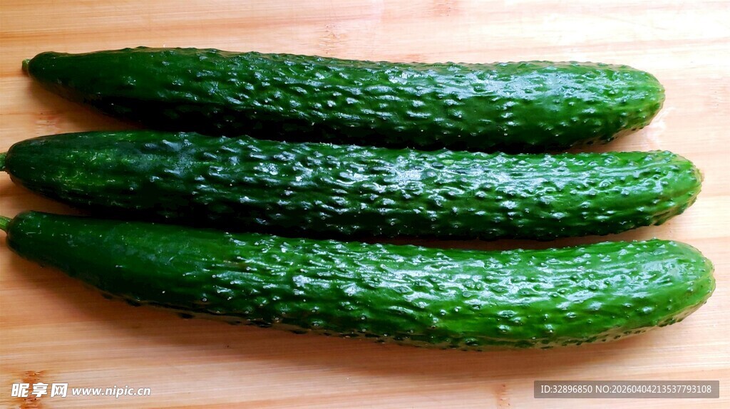 新鲜翠绿的三根黄瓜