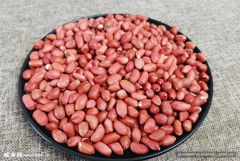 一盘饱满的红皮花生米