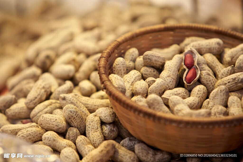 木碗中盛着饱满的花生