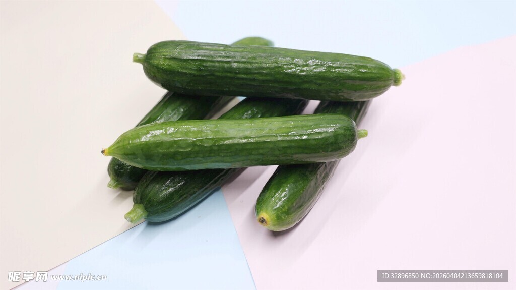 新鲜翠绿的黄瓜堆叠