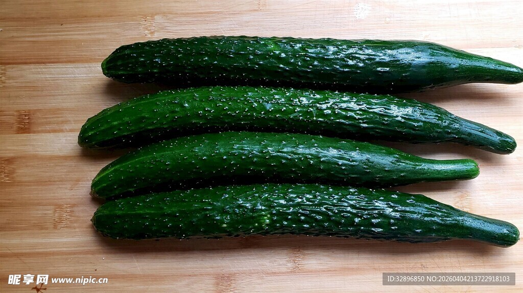 新鲜翠绿的四根黄瓜