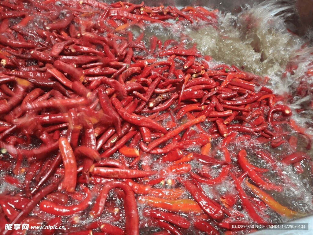 新鲜红辣椒堆成的景象