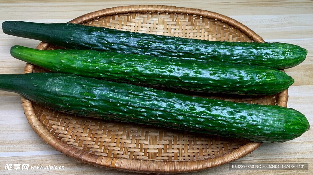 竹盘上的新鲜翠绿黄瓜