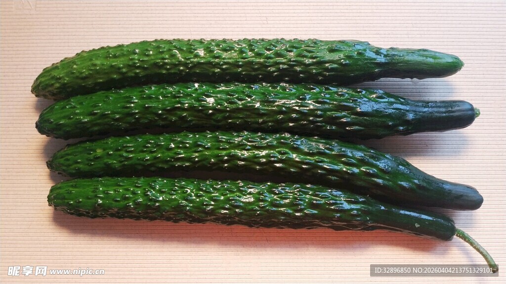 新鲜翠绿的成排黄瓜