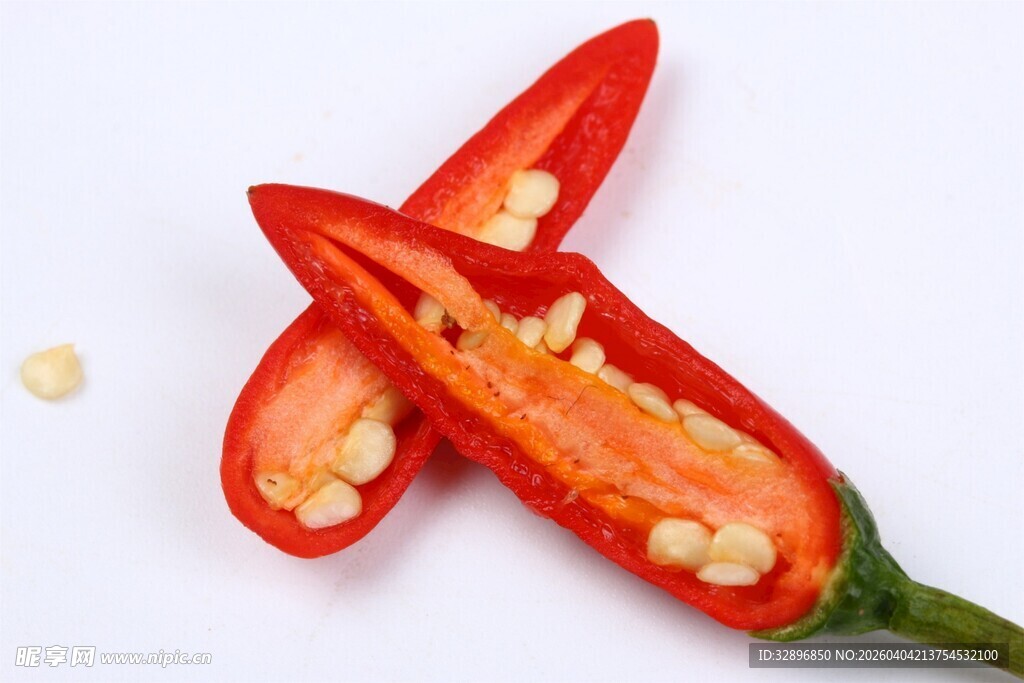 切开的红辣椒展示内部籽