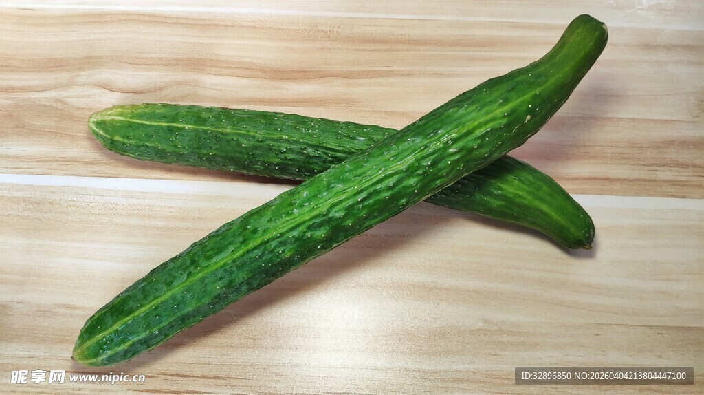 两根翠绿黄瓜置于木面