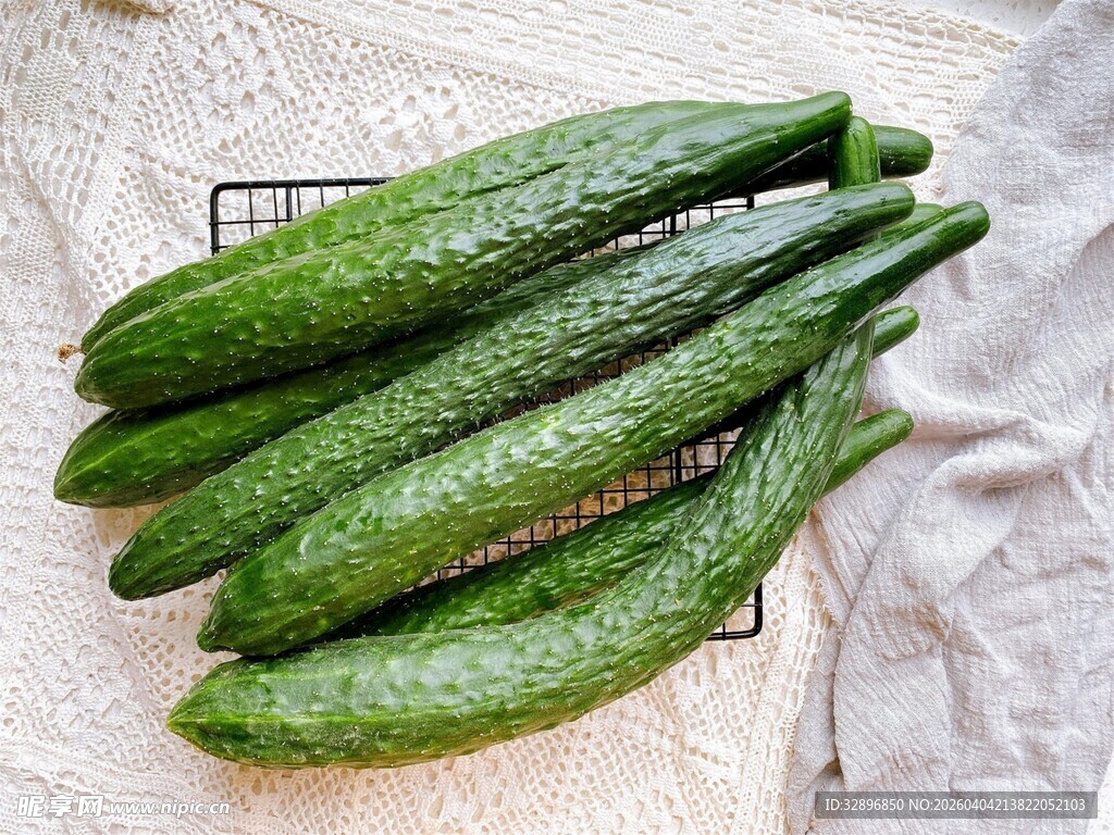 新鲜翠绿的黄瓜摆放在布上