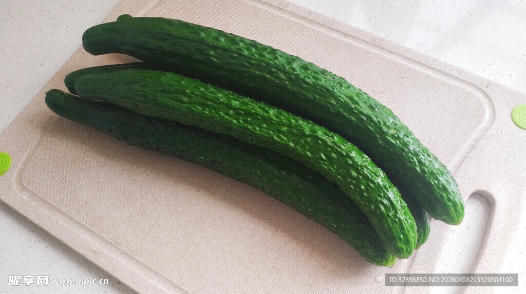 新鲜翠绿的三根黄瓜