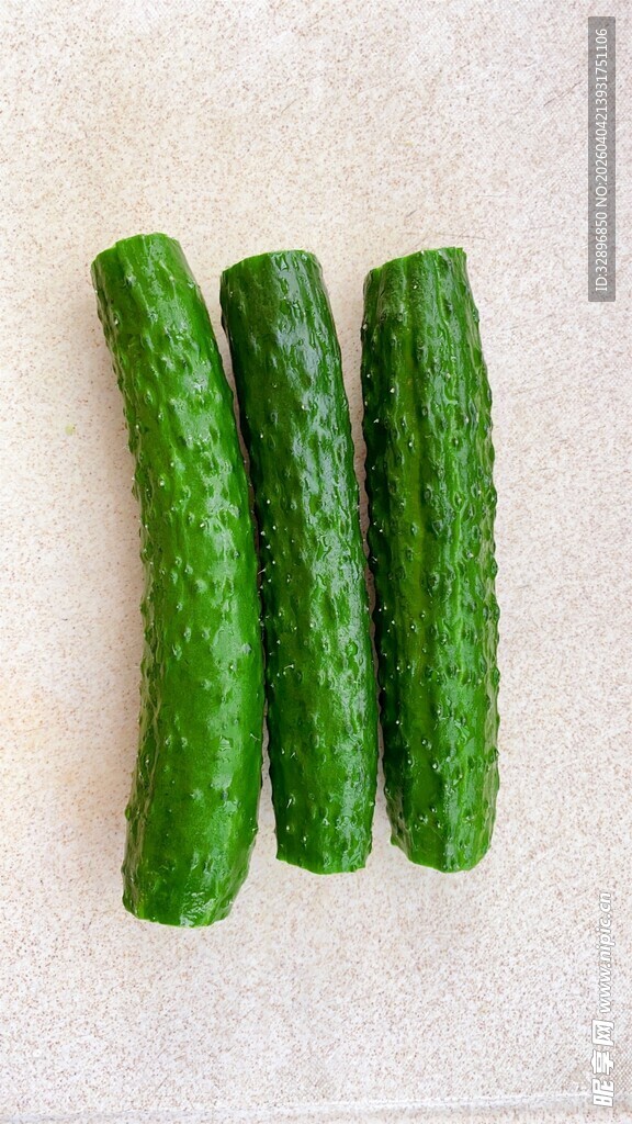 三根鲜绿弯曲的黄瓜
