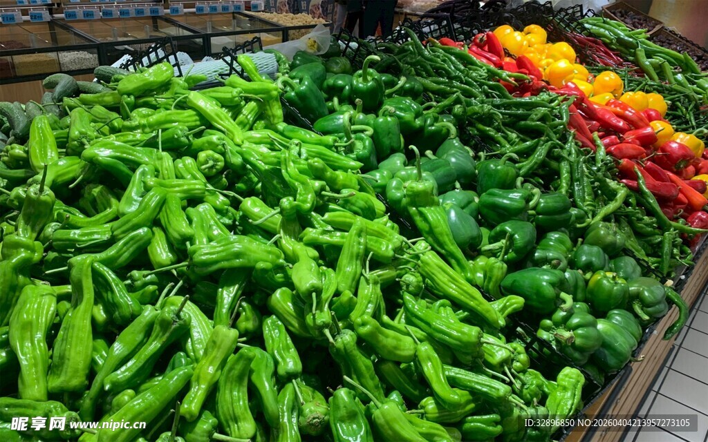 新鲜青辣椒摆放在摊位上