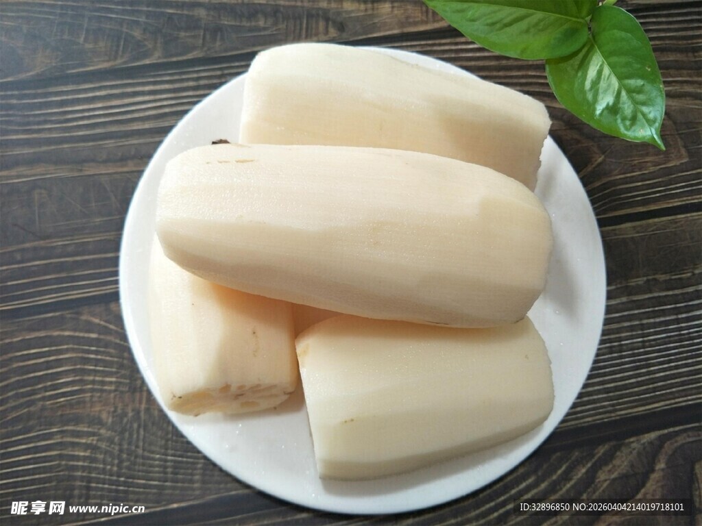 白胖莲藕摆于盘中