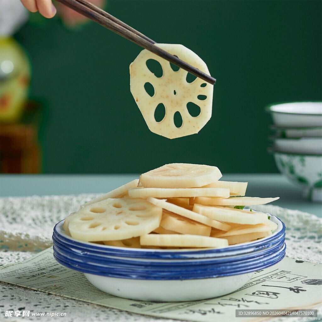 筷子夹起的美味藕片