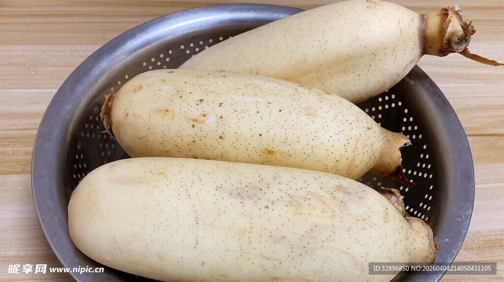 新鲜莲藕置于金属滤器中