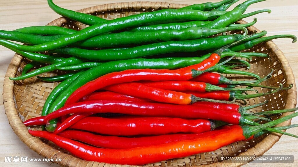 红绿辣椒摆放在竹篮中