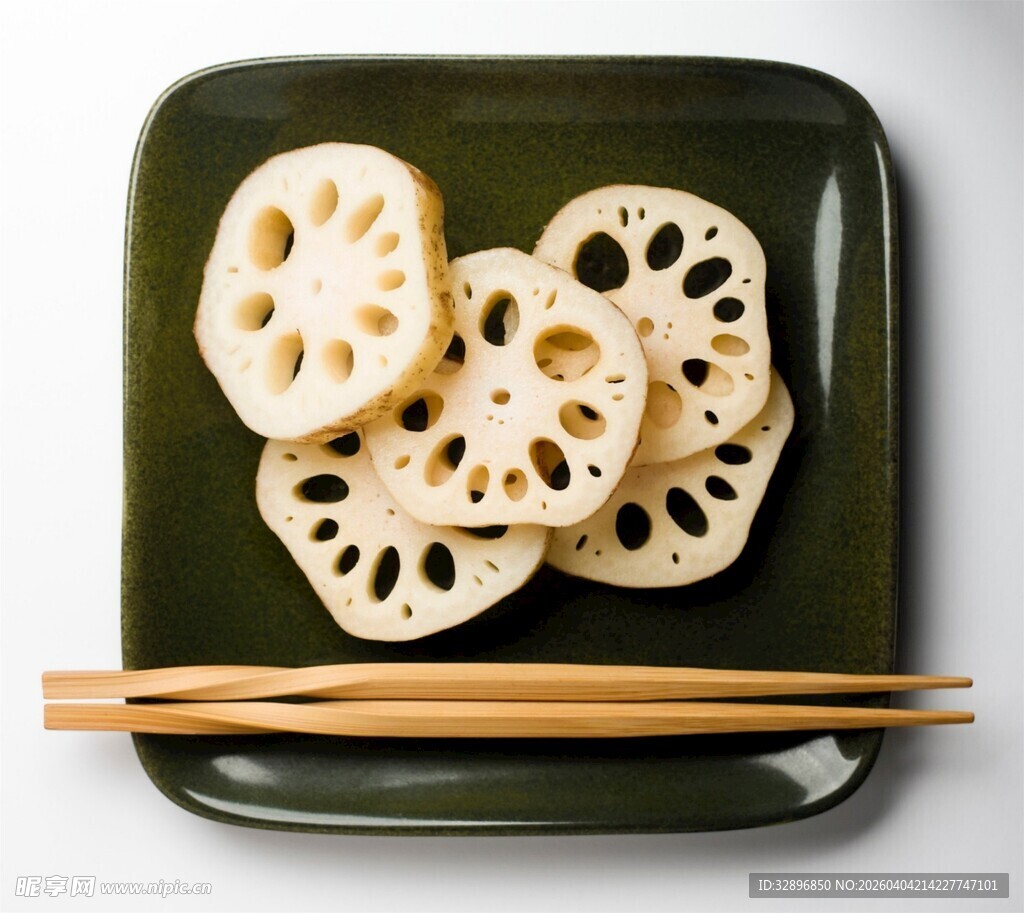 盘中莲藕切片配筷子