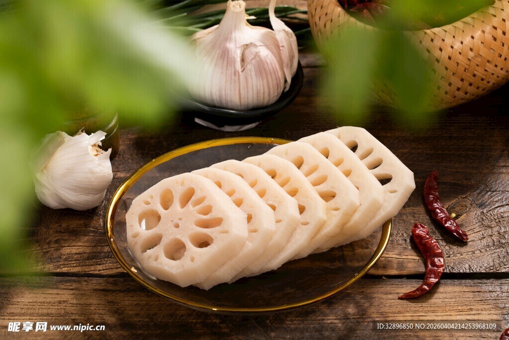 新鲜莲藕摆于古朴木桌