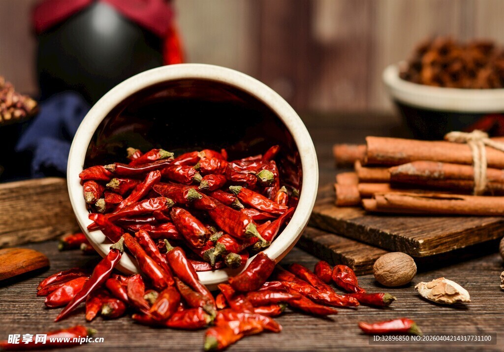 红辣椒洒落碗边的诱人场景