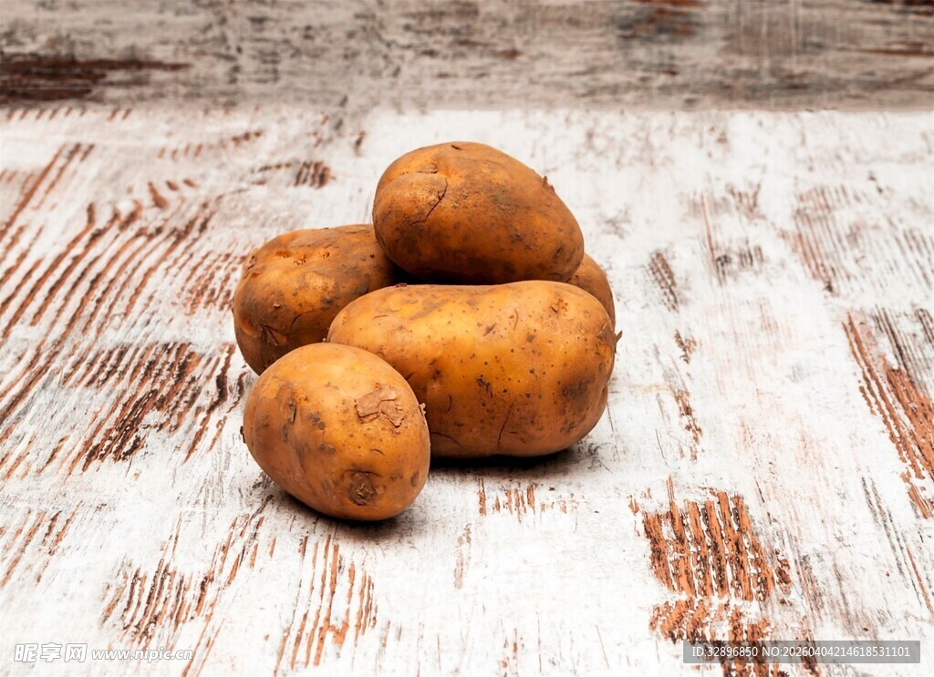 木桌上的新鲜土豆