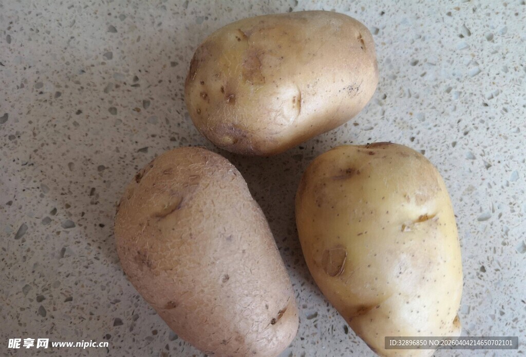 三个新鲜土豆