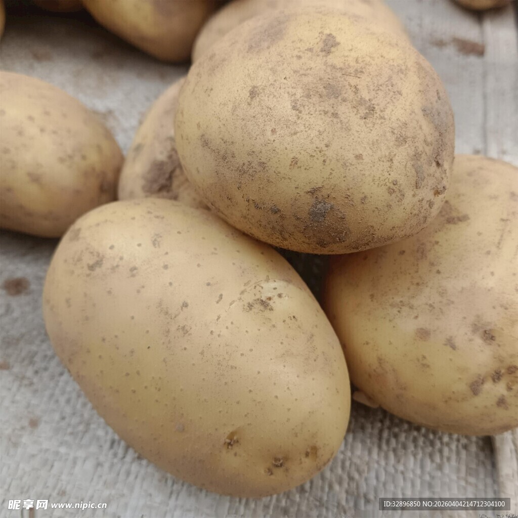 新鲜土豆堆叠展示