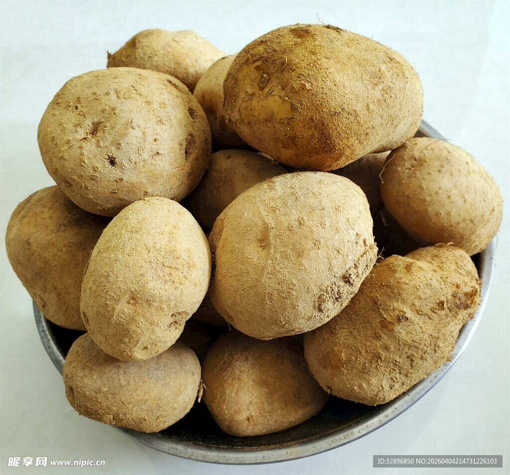 碗中堆放的新鲜土豆