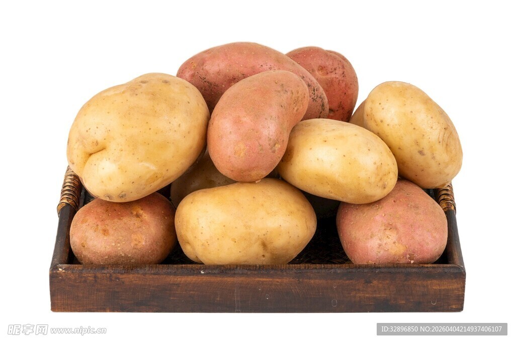 木盘里的多彩新鲜土豆