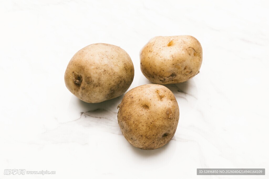 三个新鲜土豆