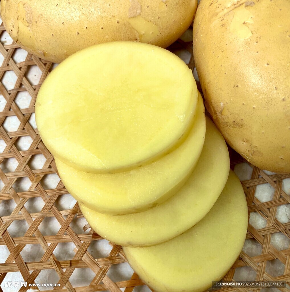 新鲜土豆片与整颗土豆