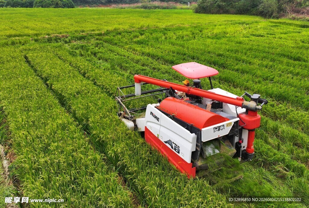 农田中的红色智能农业机械