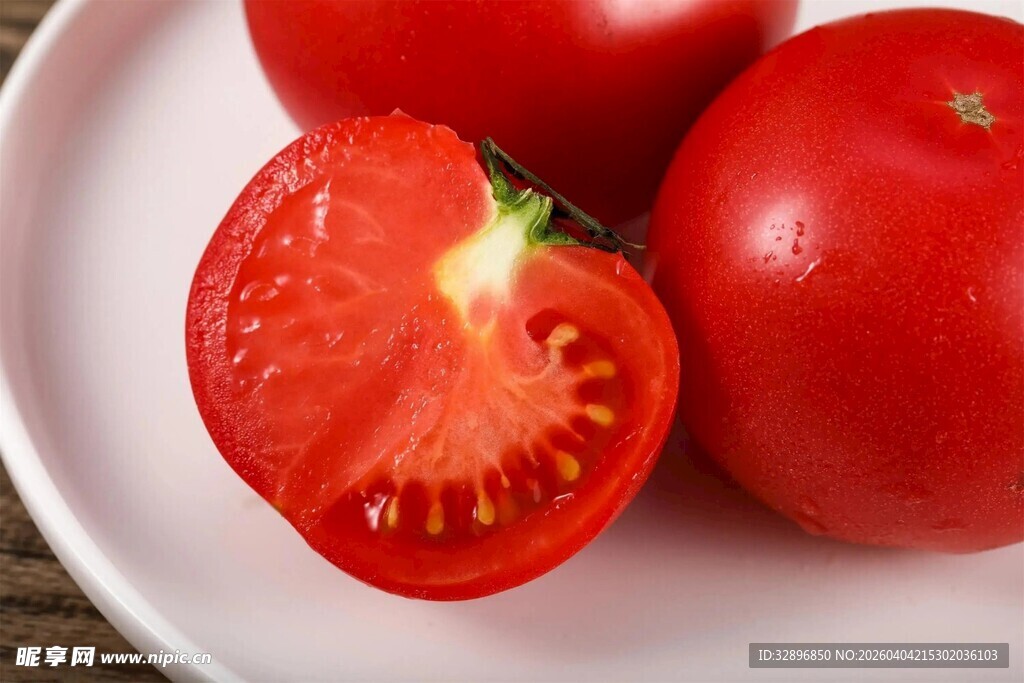 新鲜番茄摆放在白色盘子上