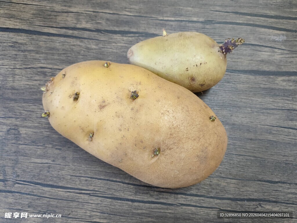 木桌上的新鲜土豆
