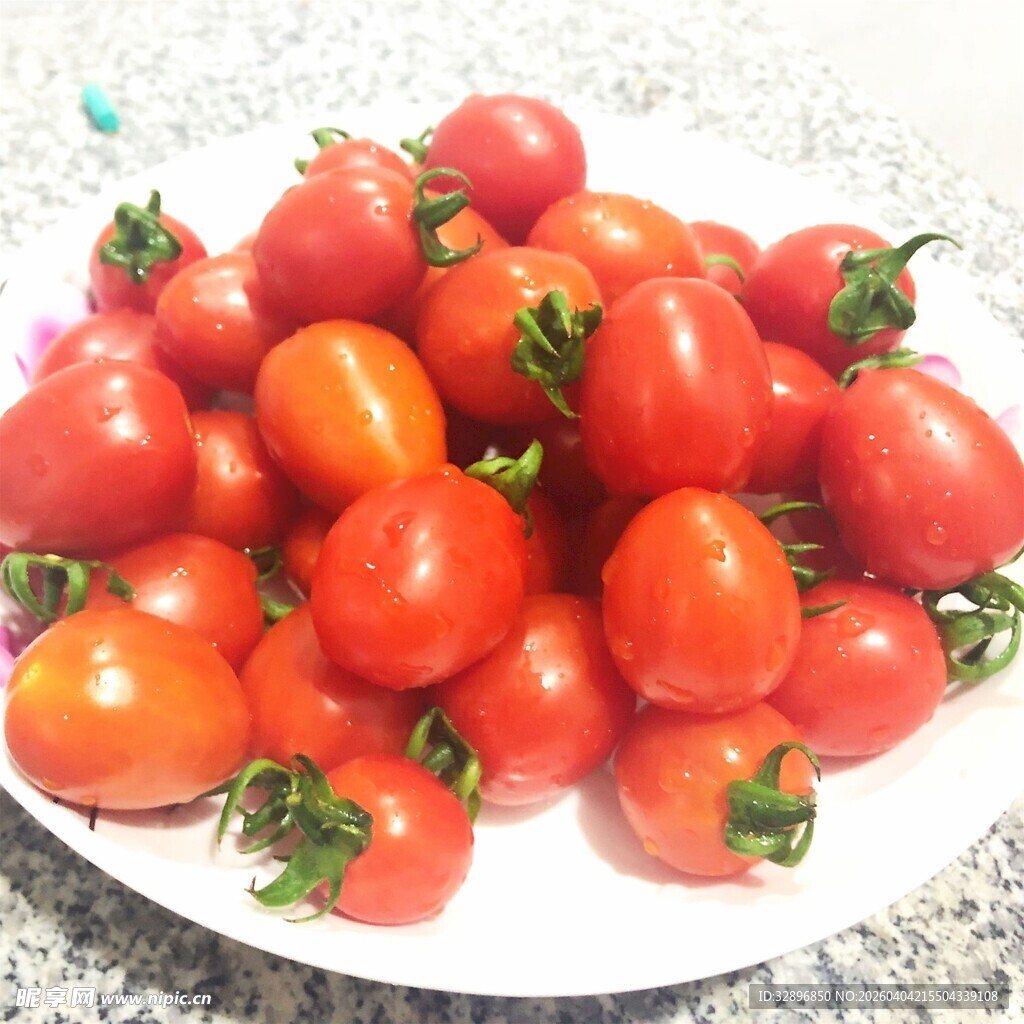 盘中新鲜小番茄