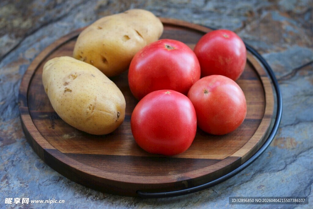 木盘上的土豆与西红柿