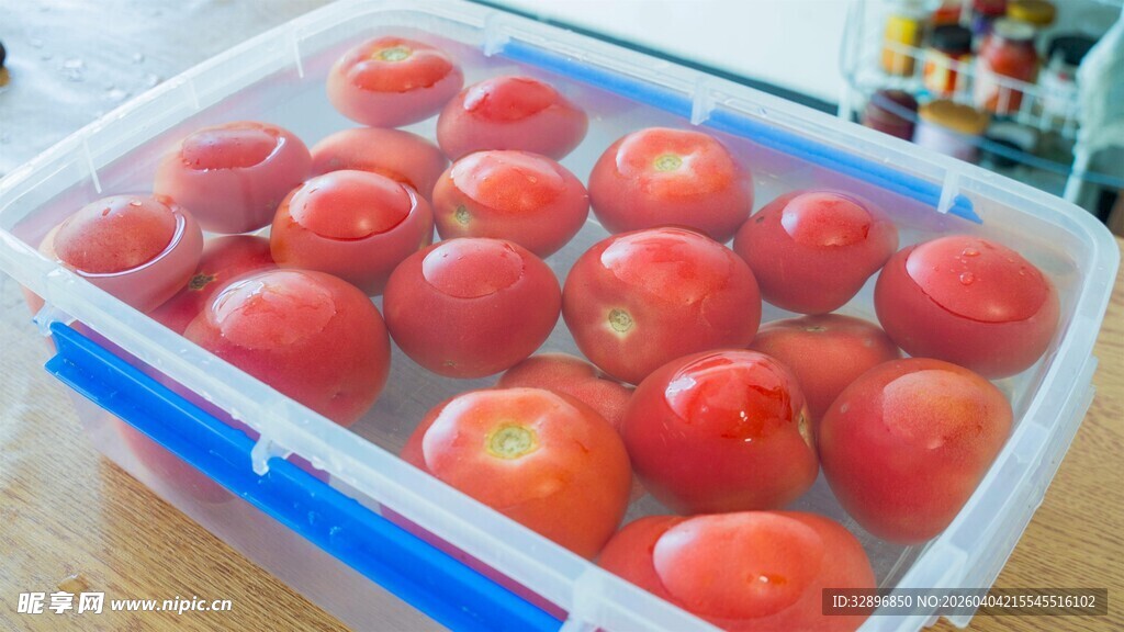 透明盒中饱满新鲜西红柿