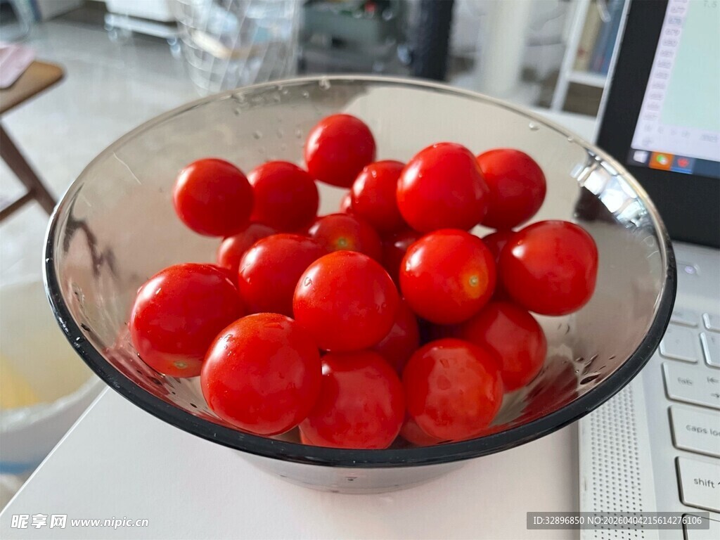玻璃碗中的新鲜小番茄