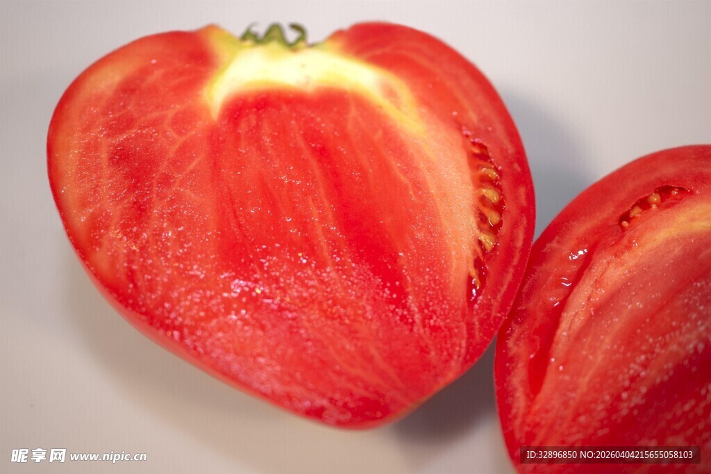 切开的新鲜红番茄