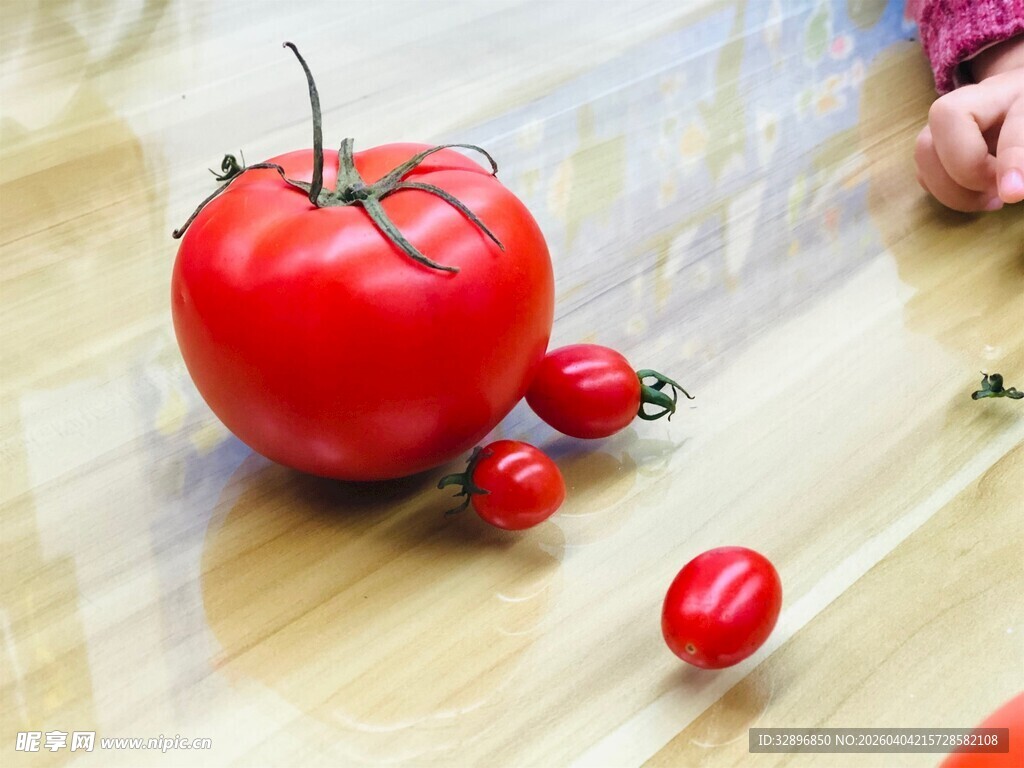 新鲜西红柿摆放在木桌上