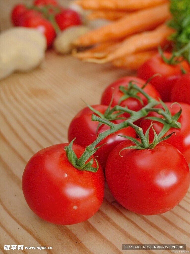 新鲜番茄摆于木桌