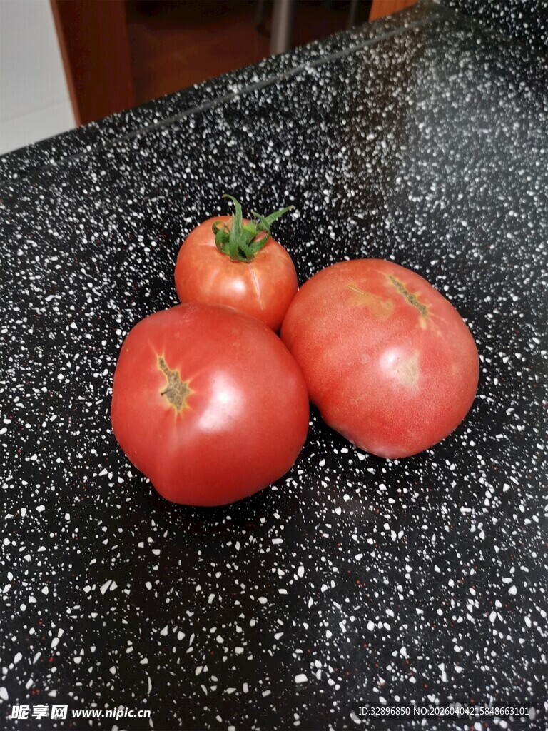 三颗新鲜西红柿