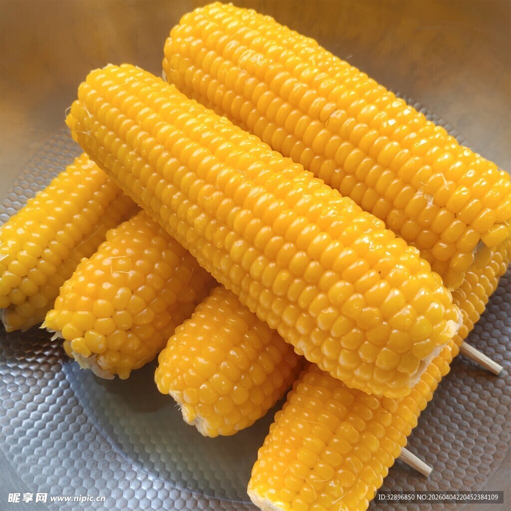 新鲜玉米棒美味诱人